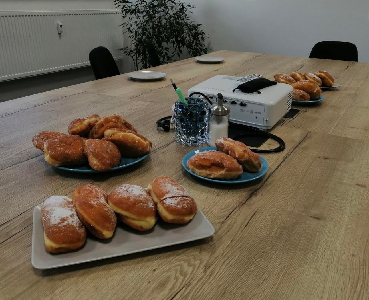 NE – nejsme zástupci ostravského koblihového gangu